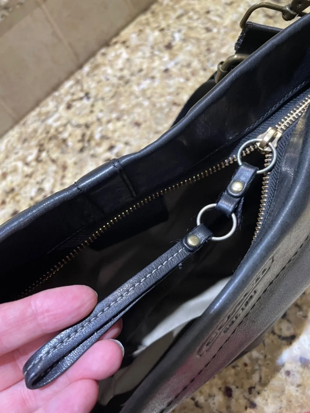 🌺COACH Black Leather Shoulder Bag with Wide Strap